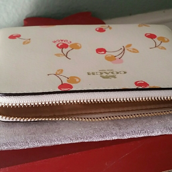 🍒COACH ZIP WRISTLET WITH CHERRY PRINT🍒🍒 - Picture 7 of 8